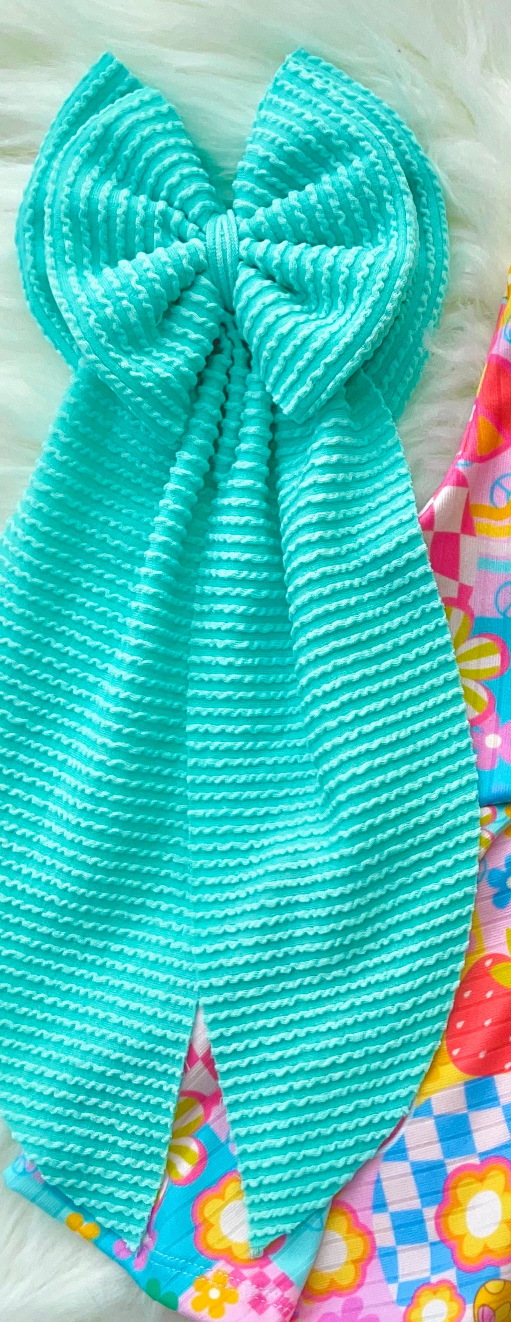 Coquette saphirre waved clip bow