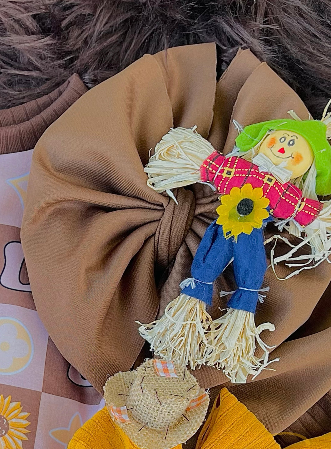 Scarecrow kisses bows