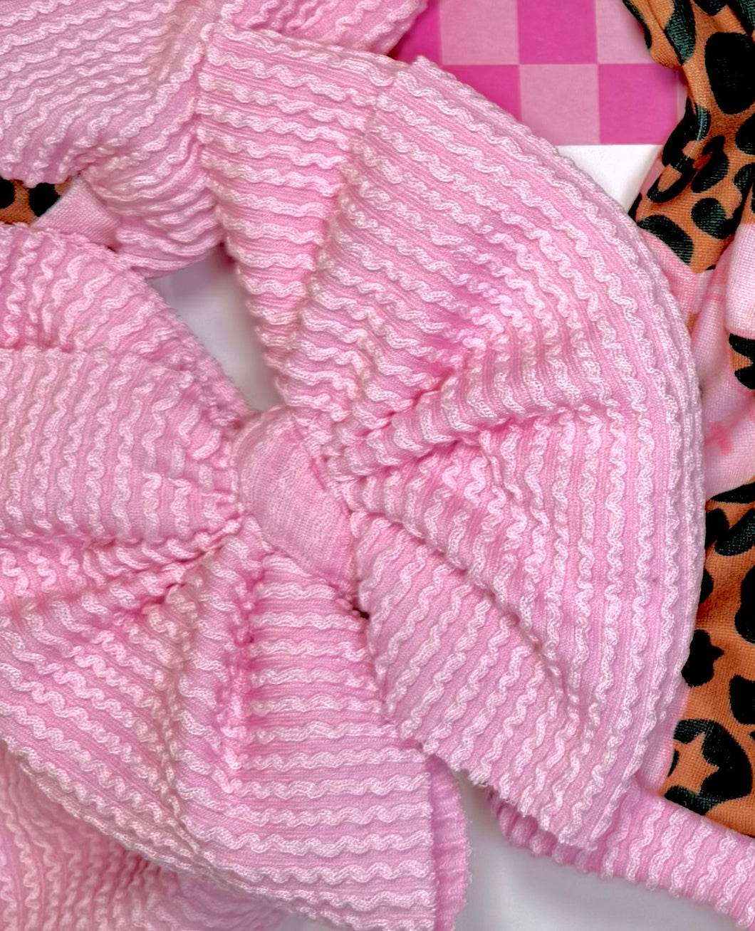 Pink waved rib bows