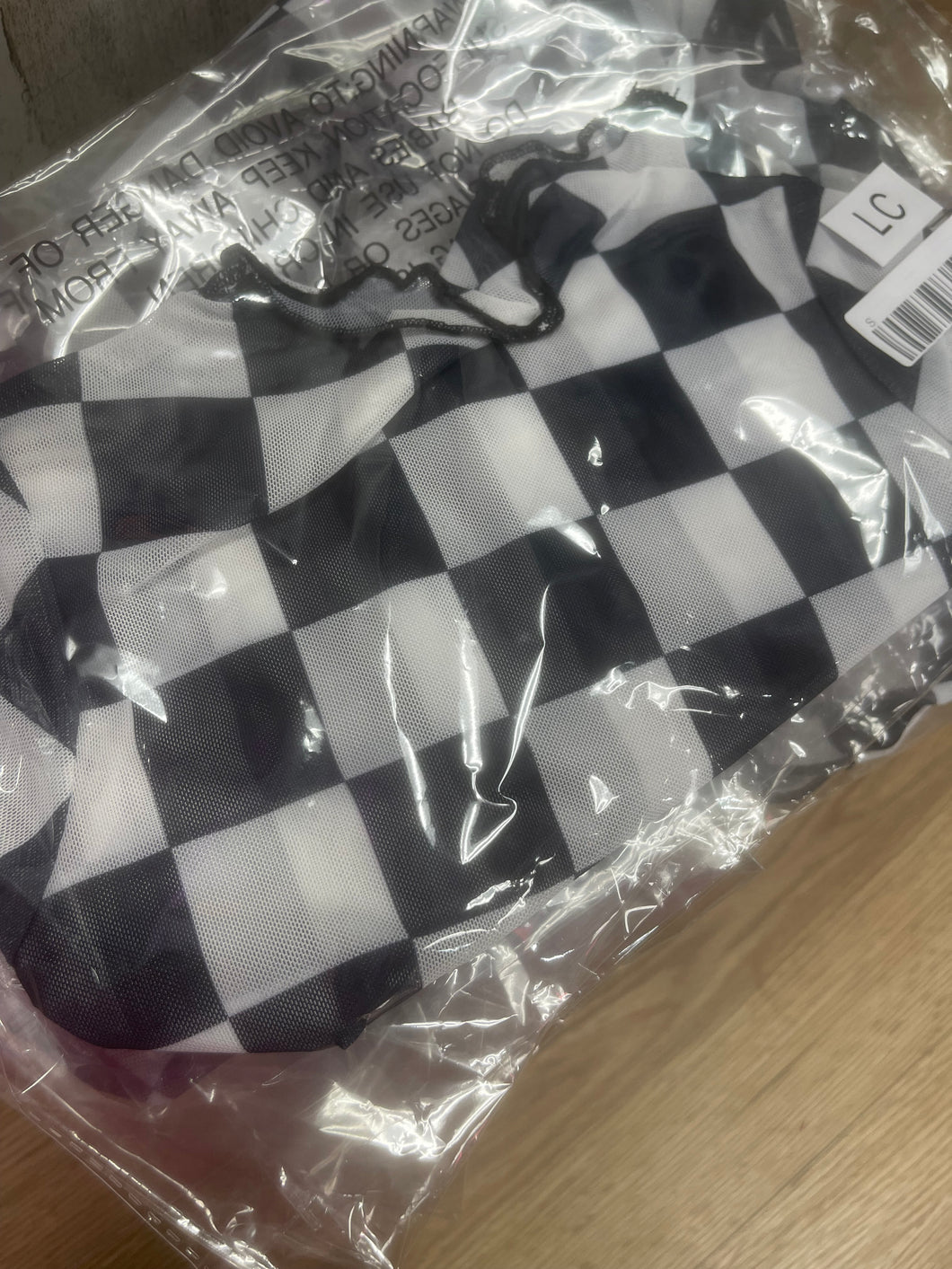 Checkered mesh top