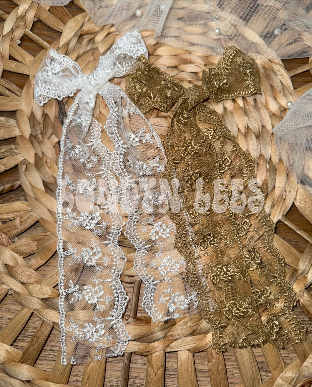 Dainty lace bows (clips)