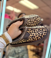 Load image into Gallery viewer, Leopard slipper
