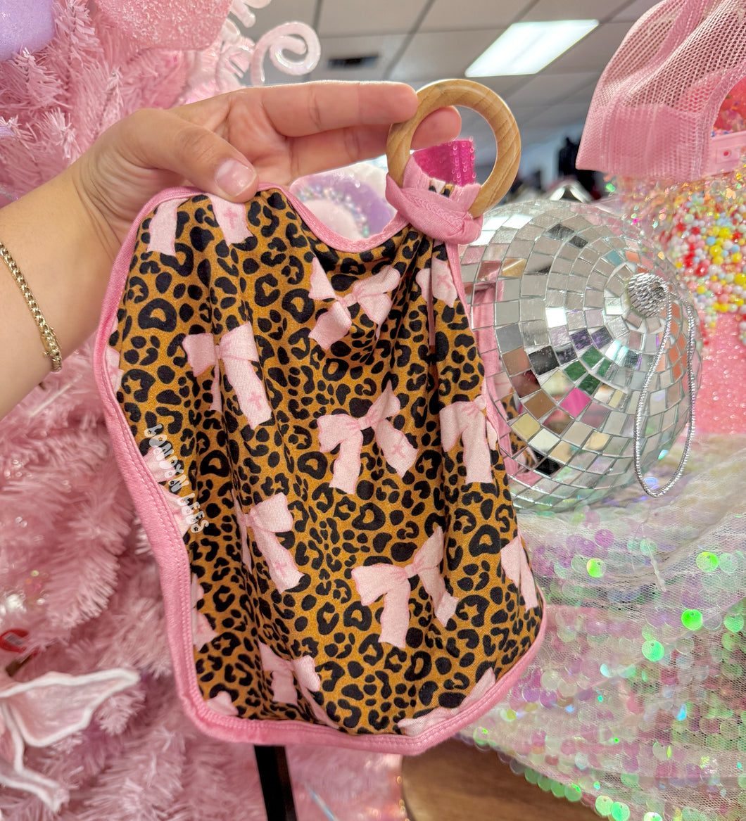 Coquettes & Crosses 🎀 Pacifier blanket/wooden teething ring (removable)