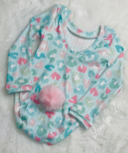 Load image into Gallery viewer, Shake your bunny tail 🐰
